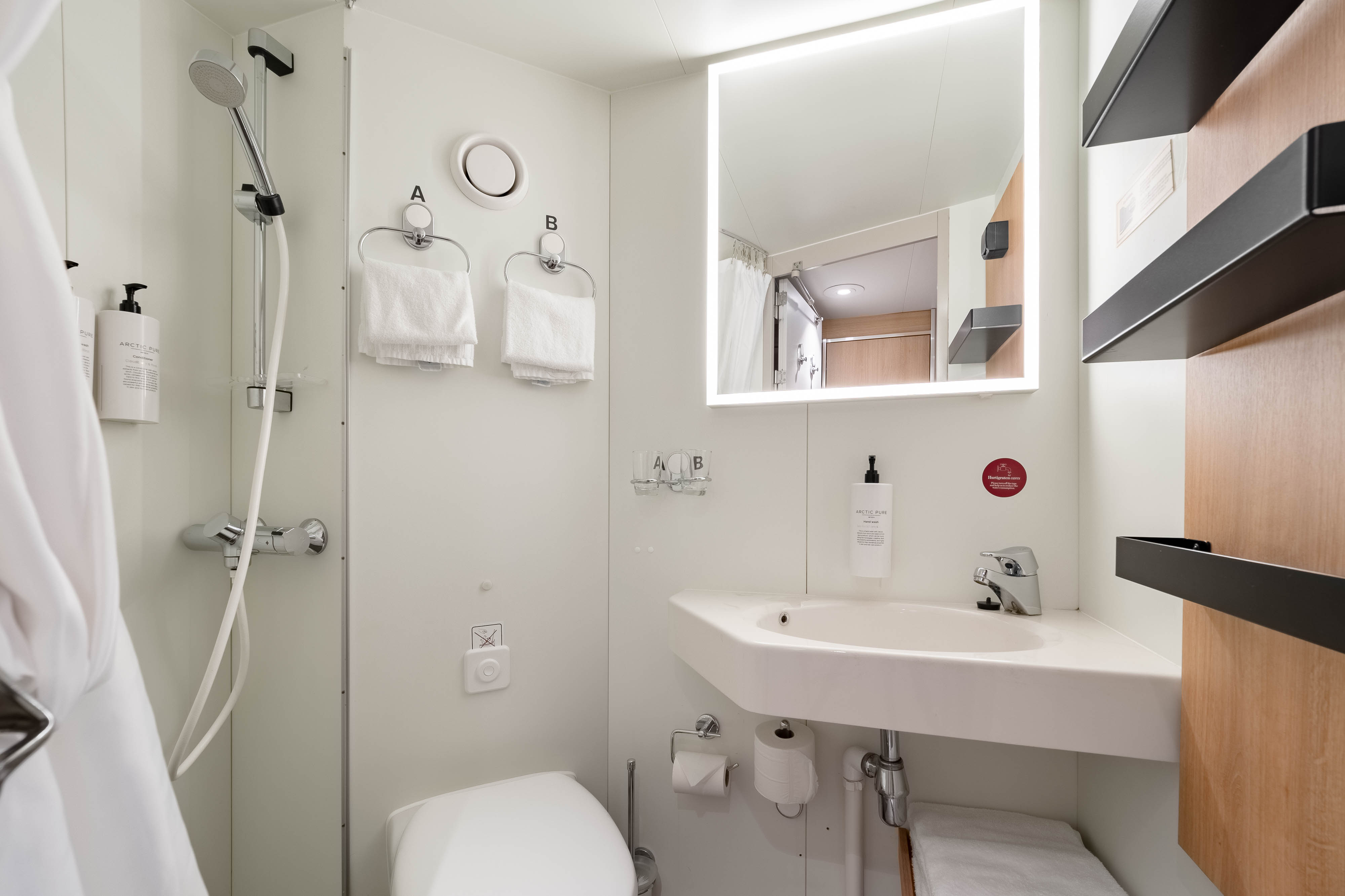Polar Outside | Double on lower deck with porthole